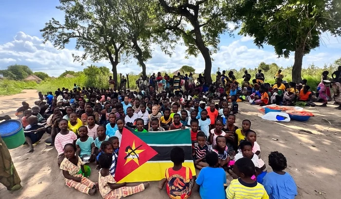 Crianças de Moçambique reunidas